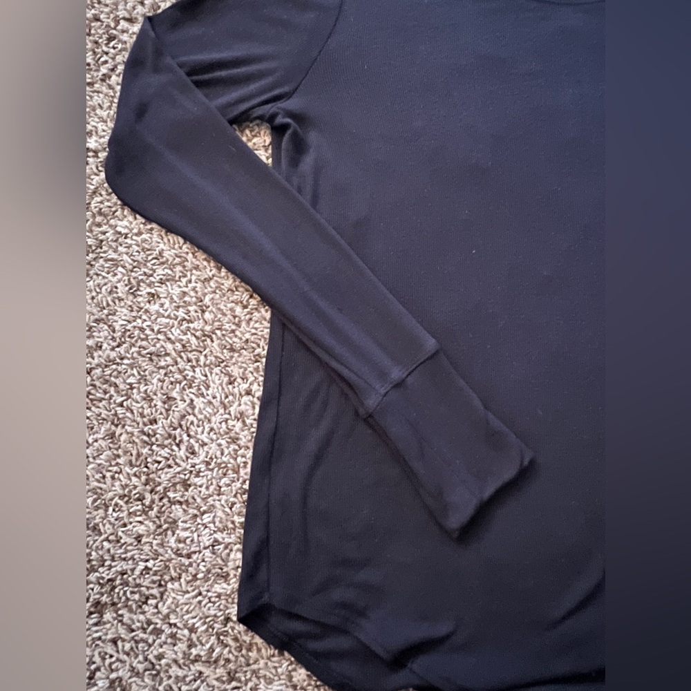 Athleta 
Women’s 
Small
Black
Long Sleeve Black T-Shirt
EUC - Picture 7 of 11